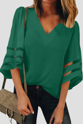 Зеленая свободная блузка с расклешенными рукавами и v-образным вырезом
