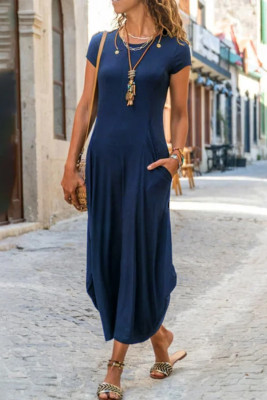 Синее платье-футболка с круглым вырезом и короткими рукавами