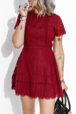 Красное кружевное мини-платье с короткими рукавами и высокой талией, связанное крючком