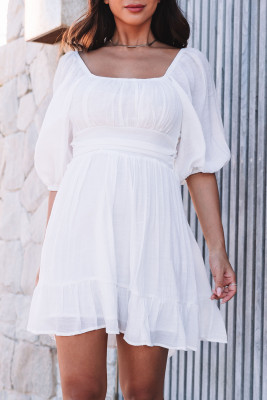 Белое мини-платье с высокой талией и квадратным вырезом с бантом и оборками