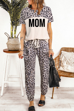 MOM 豹纹短袖 T 恤和裤子休闲套装