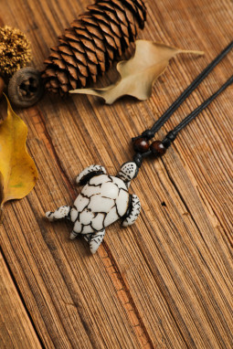 白色玳瑁海龟吊坠项链