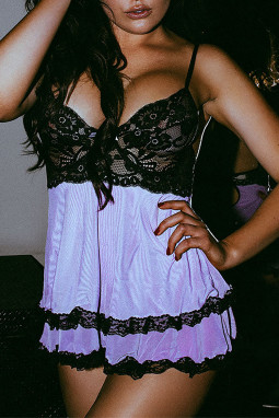 紫丁香和黑色蕾丝娃娃套装