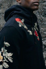 Sudadera con capucha negra con bordado floral para hombre