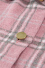 Abrigo estilo camisa rosa con botones y aberturas a cuadros