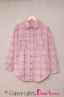 Abrigo estilo camisa rosa con botones y aberturas a cuadros