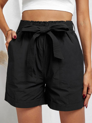 Shorts cargo negros con dobladillo cosido y bolsillos con cinturón