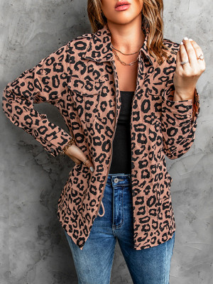 Abrigo de leopardo con cremallera y cuello de solapa