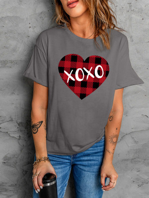 Camiseta gris con gráfico de letra de corazón a cuadros de San Valentín