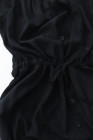 Vestido largo con hombros descubiertos y esmaltado negro