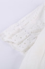 Blusa plisada de manga corta con ojal con cuello en V blanca