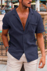 Camisa masculina de manga curta azul abotoada com bolso