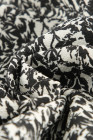 Camisa francesa con volantes y estampado floral negro