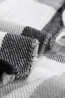Giacca scozzese grigia a maniche lunghe con bottoni a blocchi di colore con tasca