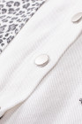 Weiße Jeansjacke mit kontrastierendem Leopardenmuster